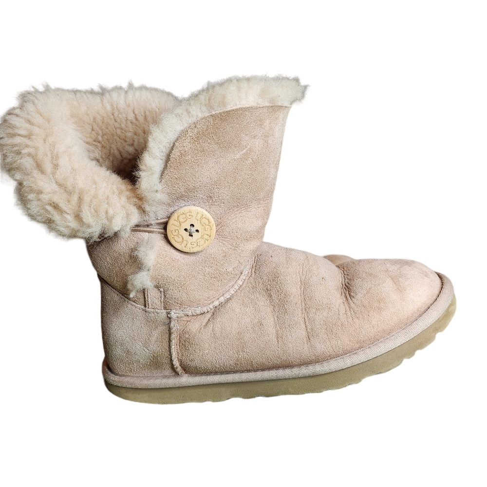 UGG Women's Tan Slip-On Leatherand Genuine Sheepskin Boots Size 6